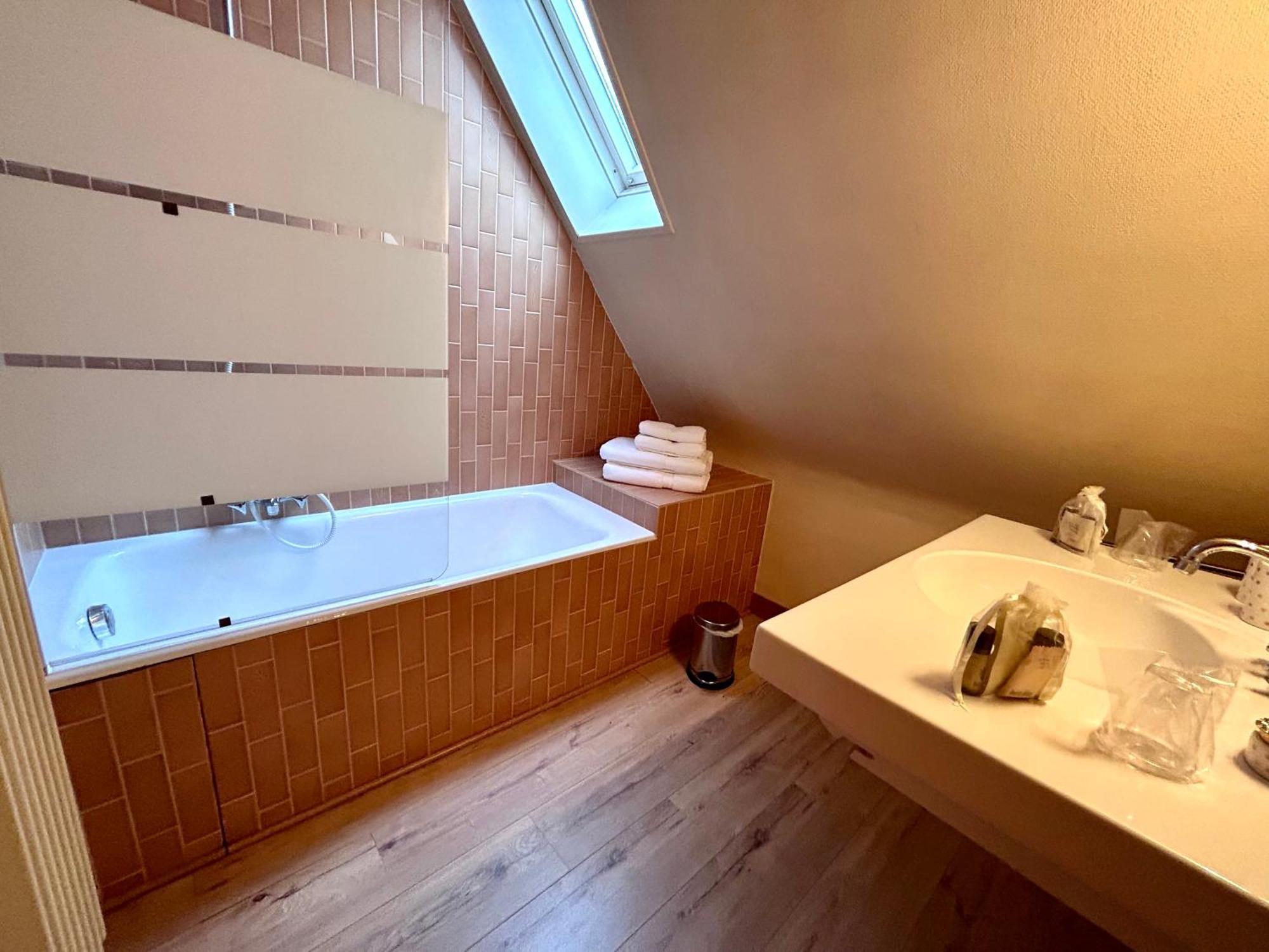 Du Rochelu 4 Etoiles 5000 M2 Of Garden, Near To Mont Saint Michel & Granville Island Bourguenolles